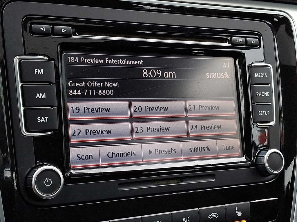 Thumbnail: 2013 Volkswagen Passat - 15