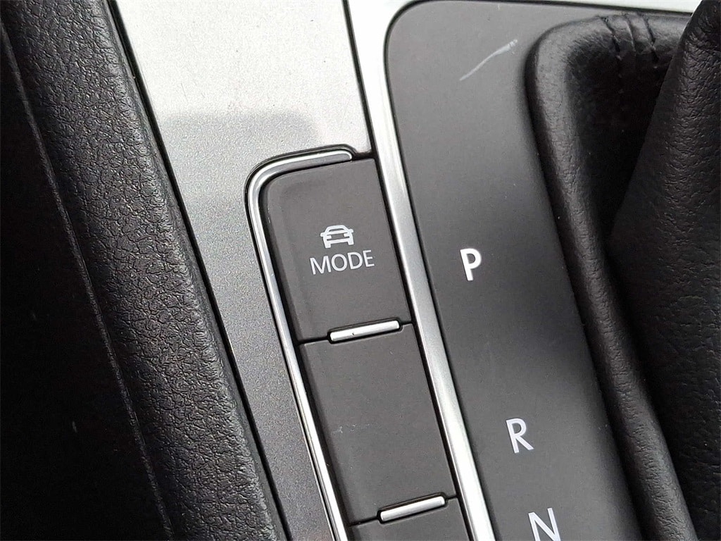 Thumbnail: 2017 Volkswagen Golf - 18