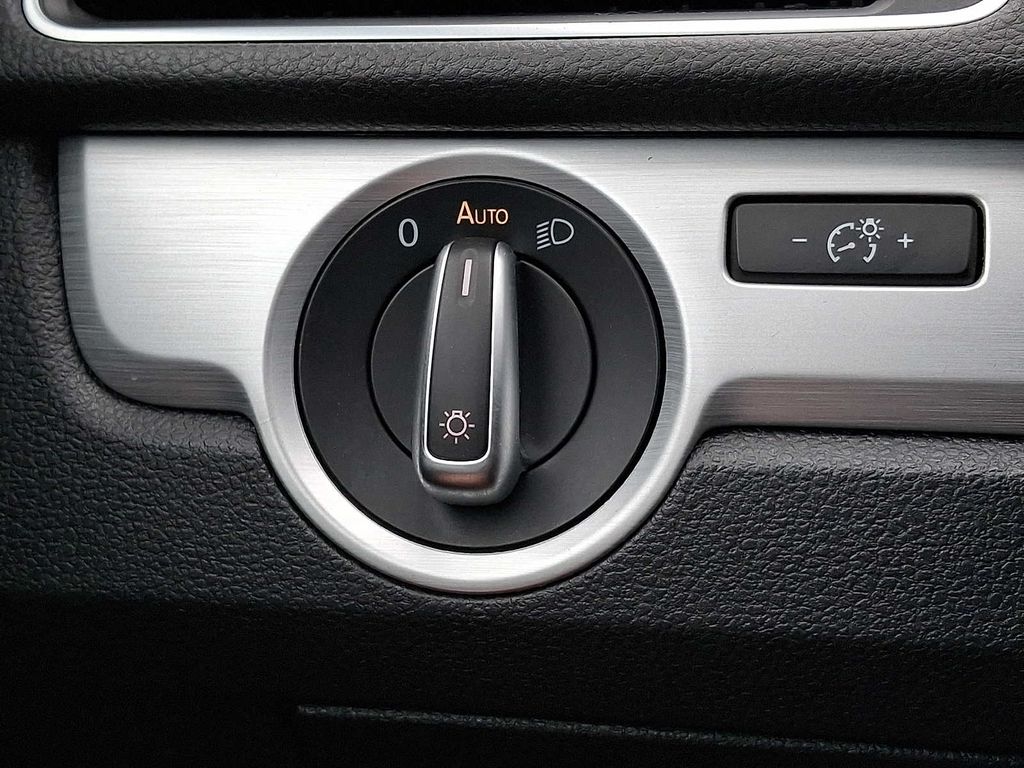 Thumbnail: 2013 Volkswagen Passat - 21