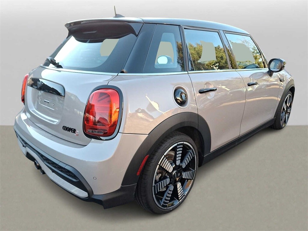 2024 Mini Cooper 4 Door Hardtop S Iconic photo 3