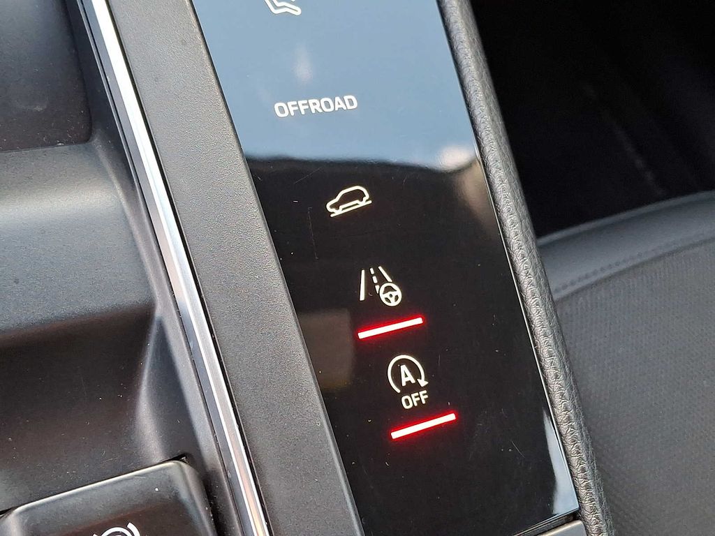 Thumbnail: 2022 Porsche Macan - 22