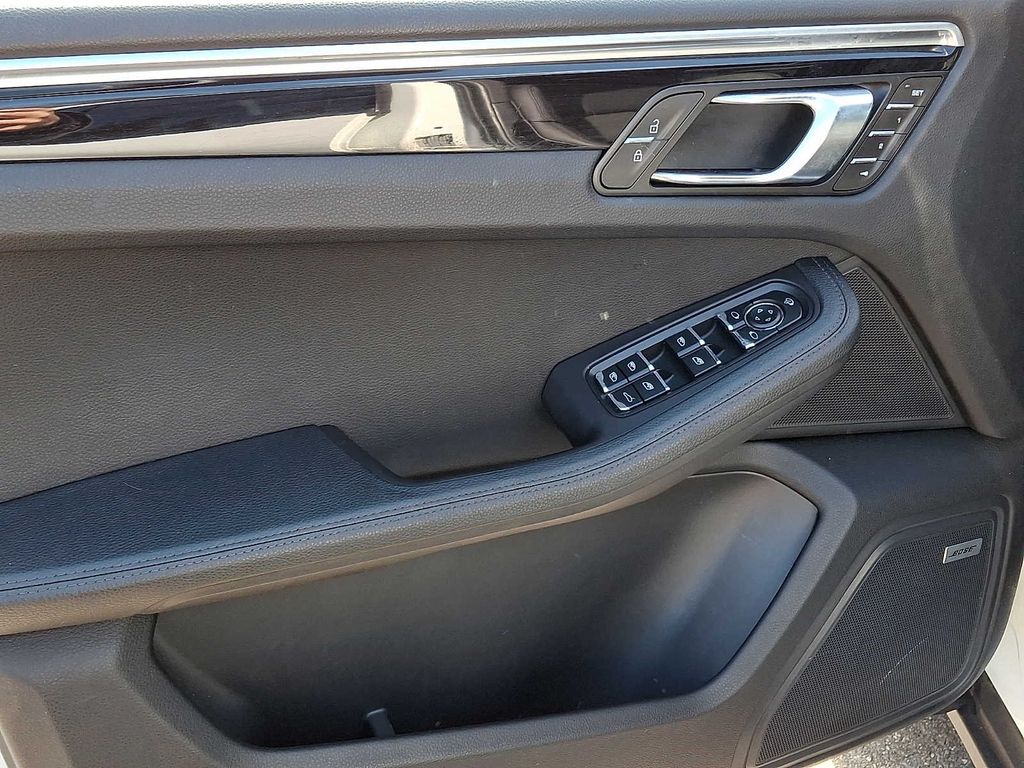 Thumbnail: 2022 Porsche Macan - 9