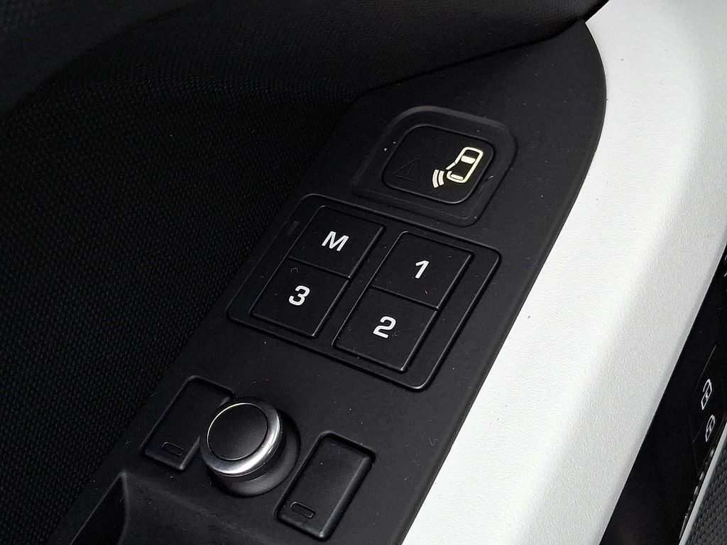 Thumbnail: 2021 Land Rover Defender - 22