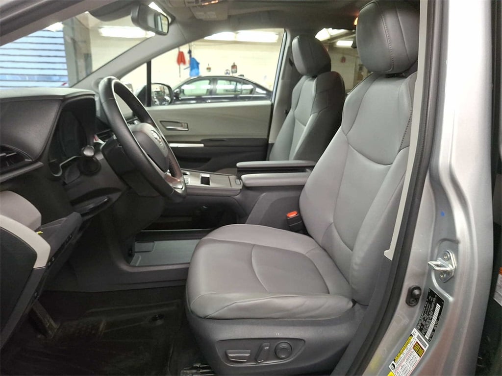 Thumbnail: 2021 Toyota Sienna - 12