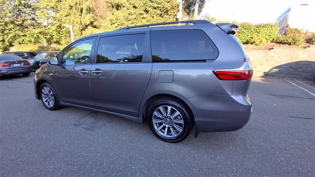 Thumbnail: 2020 Toyota Sienna - 6