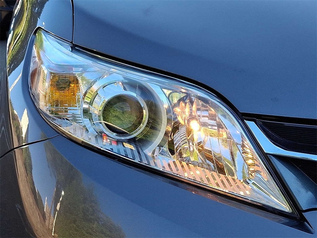 Thumbnail: 2020 Toyota Sienna - 27