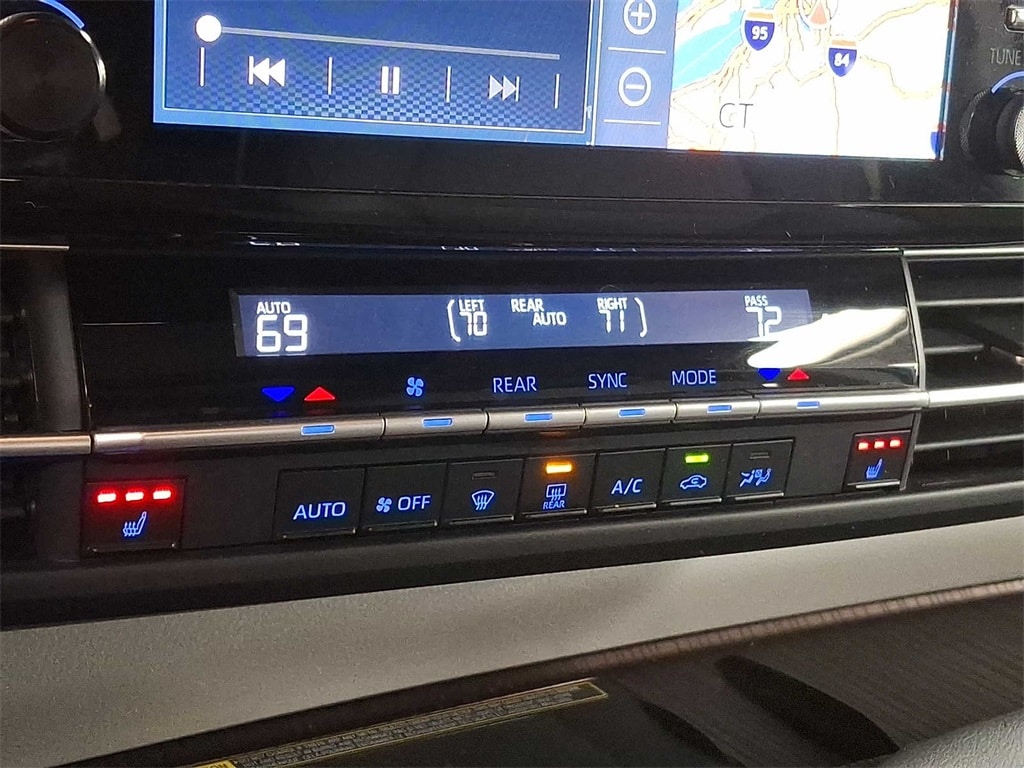 Thumbnail: 2021 Toyota Sienna - 16