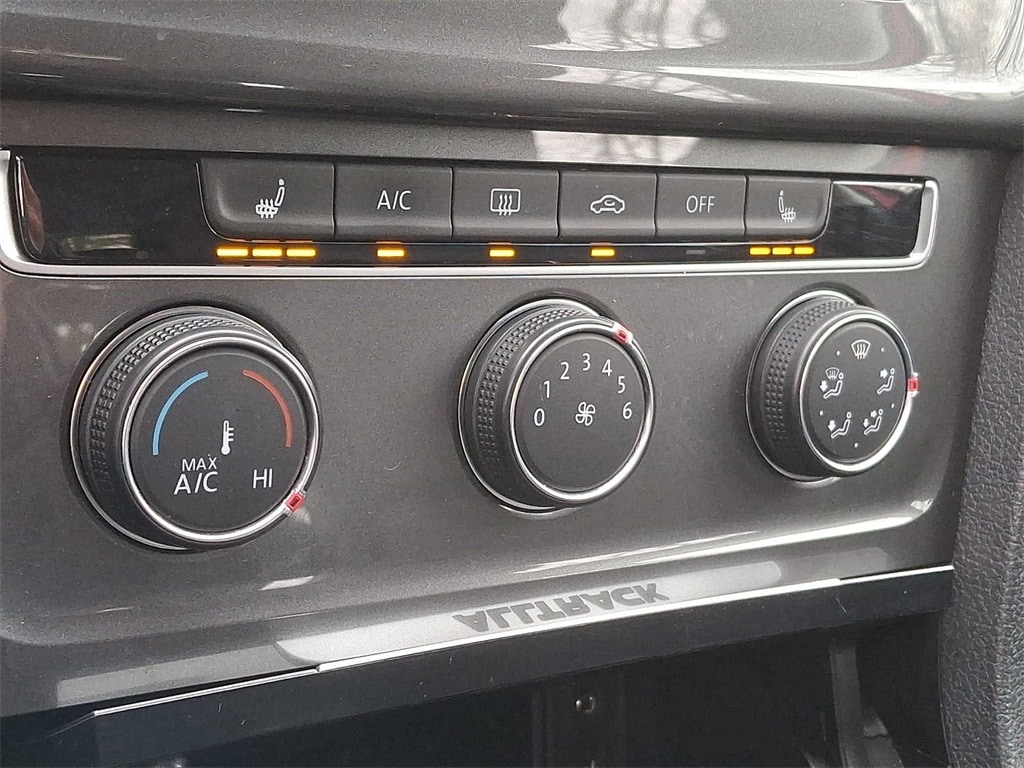 Thumbnail: 2017 Volkswagen Golf - 12