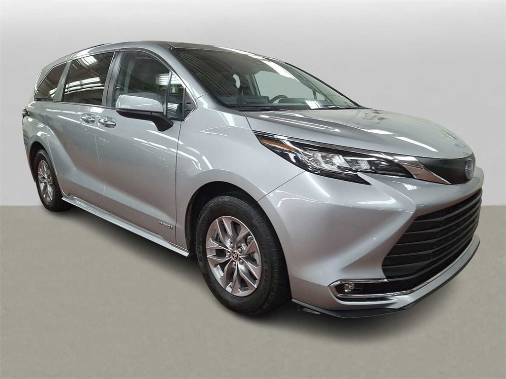 Thumbnail: 2021 Toyota Sienna - 3