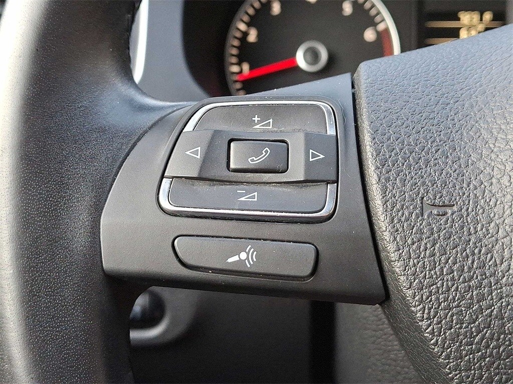 Thumbnail: 2013 Volkswagen Jetta - 16