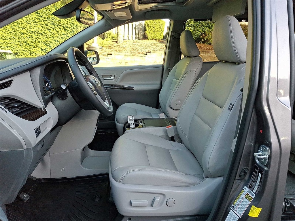 Thumbnail: 2020 Toyota Sienna - 11