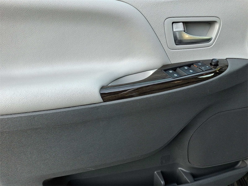 Thumbnail: 2020 Toyota Sienna - 10