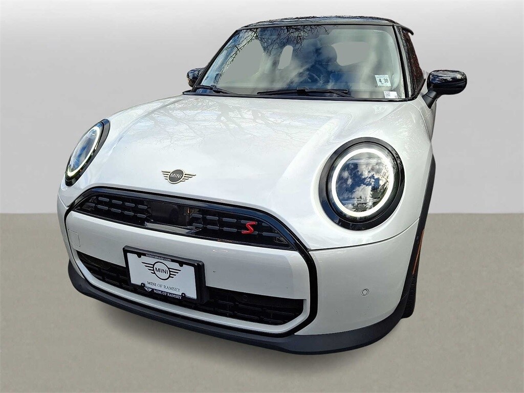 2025 Mini Cooper 2 Door Hardtop Signature photo 2