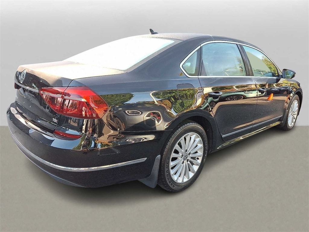 Thumbnail: 2017 Volkswagen Passat - 4