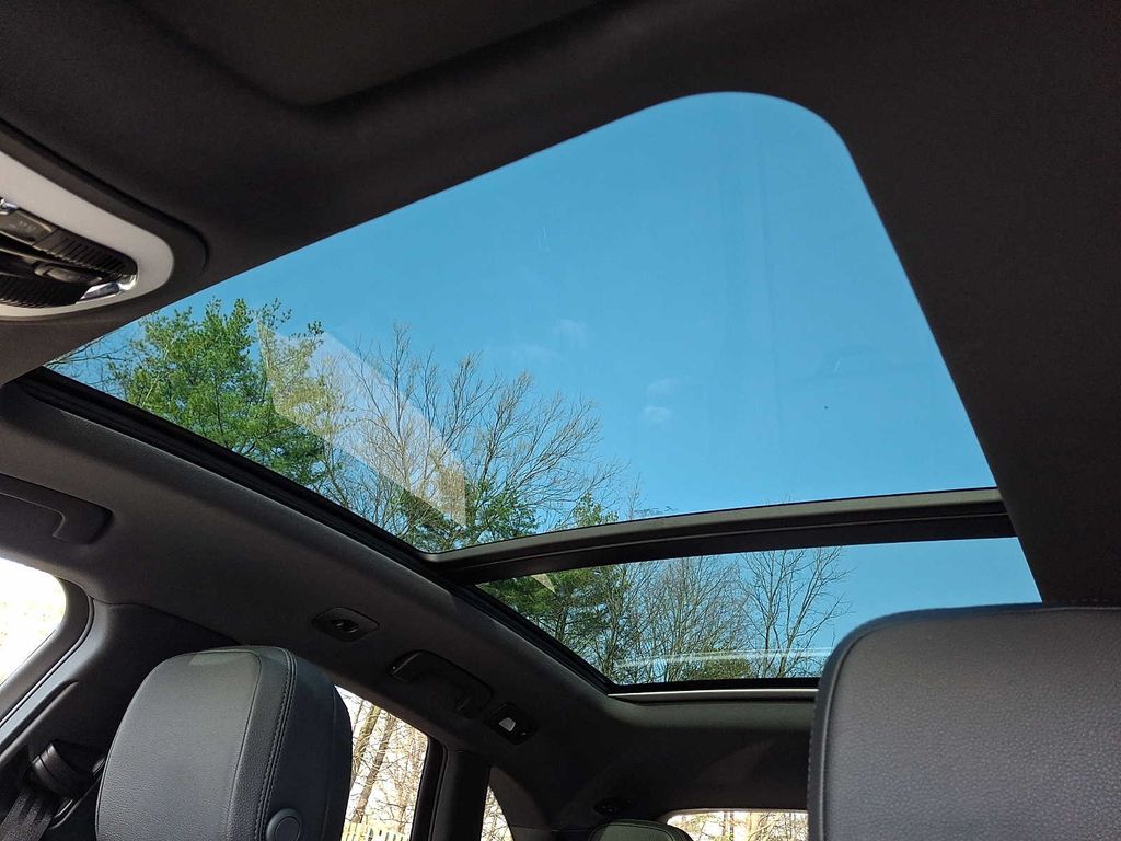 Thumbnail: 2022 Porsche Macan - 12