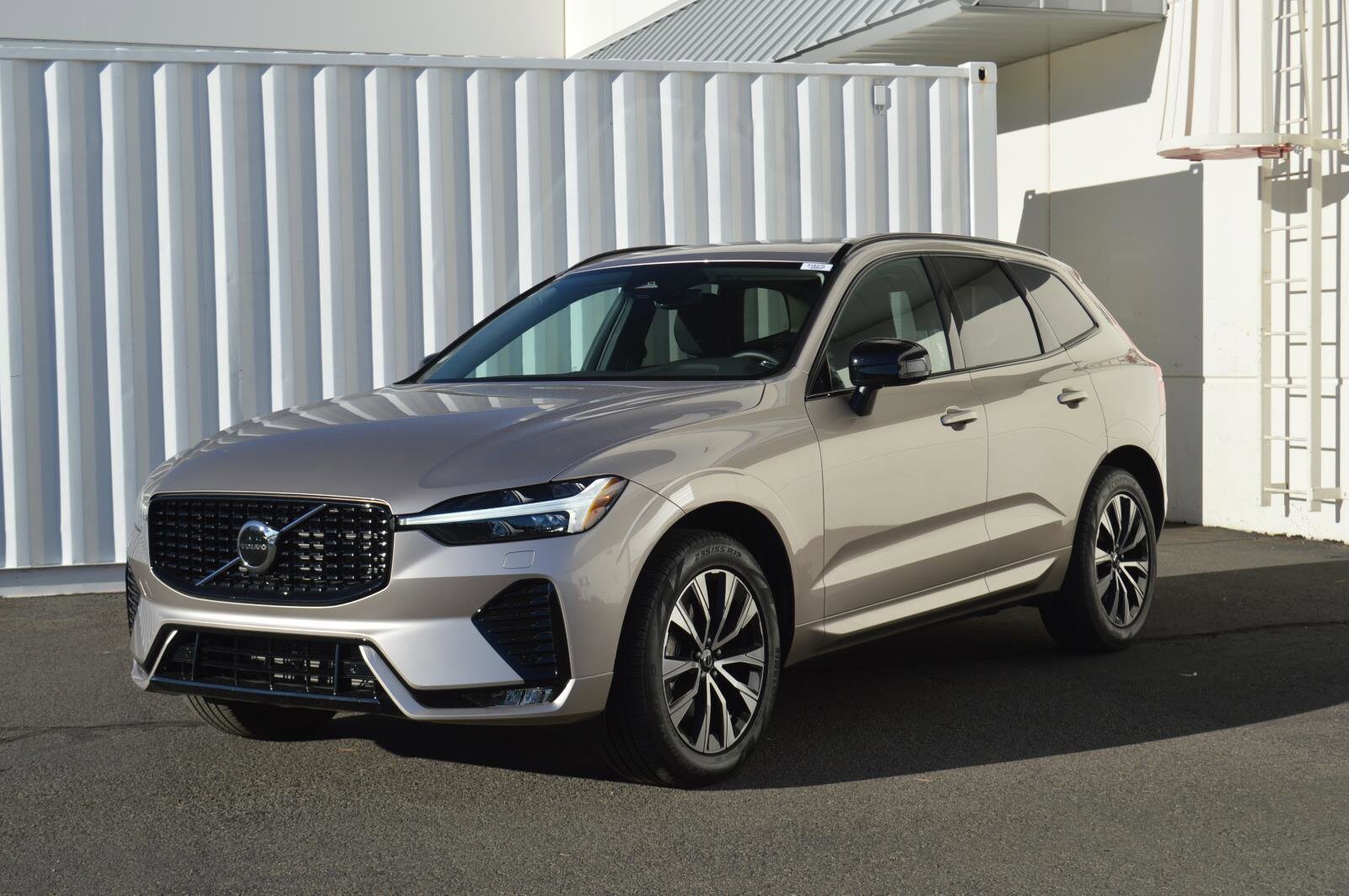 2025 Volvo XC60 B5 Core photo 2