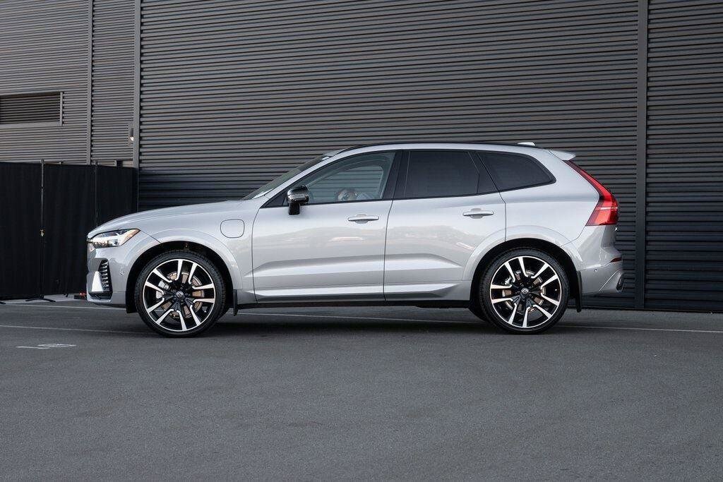 2023 Volvo XC60 Recharge Hybrid Ultimate photo 2