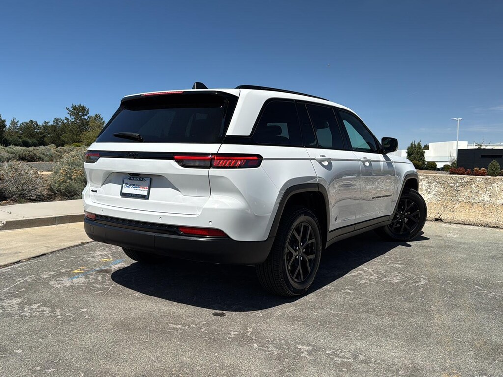 Used 2025 Jeep Grand Cherokee Altitude SUV