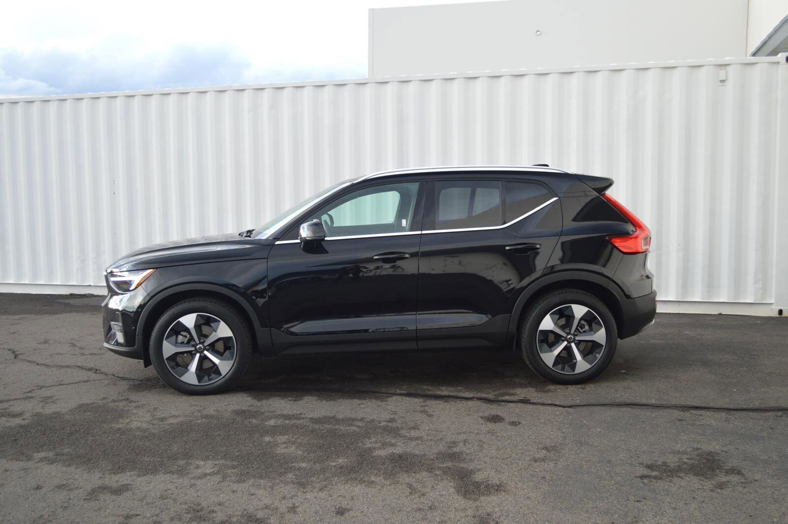 2025 Volvo XC40 Plus photo 2