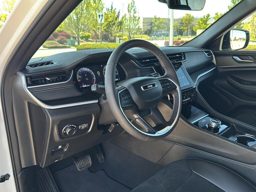 Used 2025 Jeep Grand Cherokee Altitude SUV