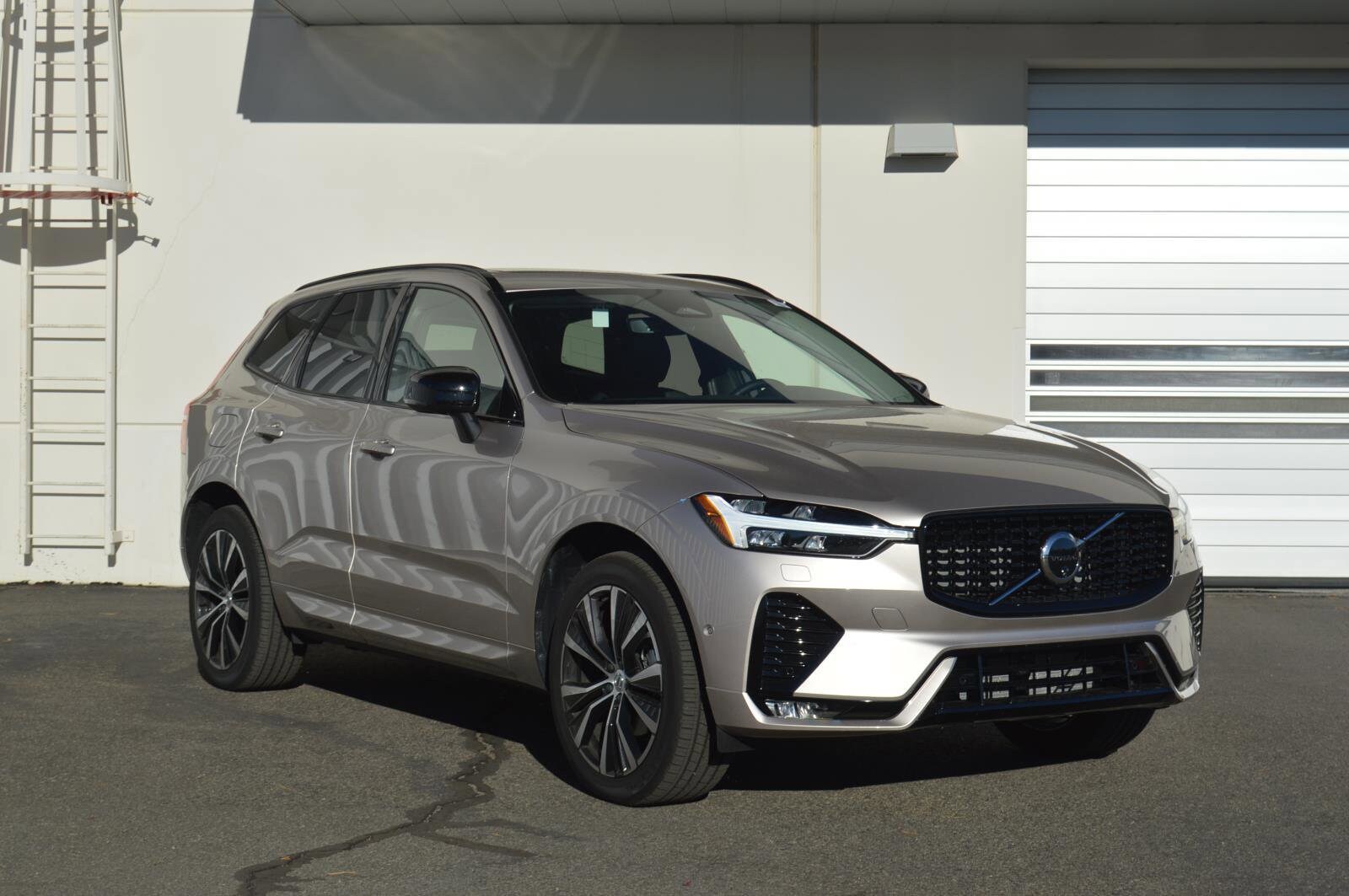 2025 Volvo XC60 B5 Plus photo 3