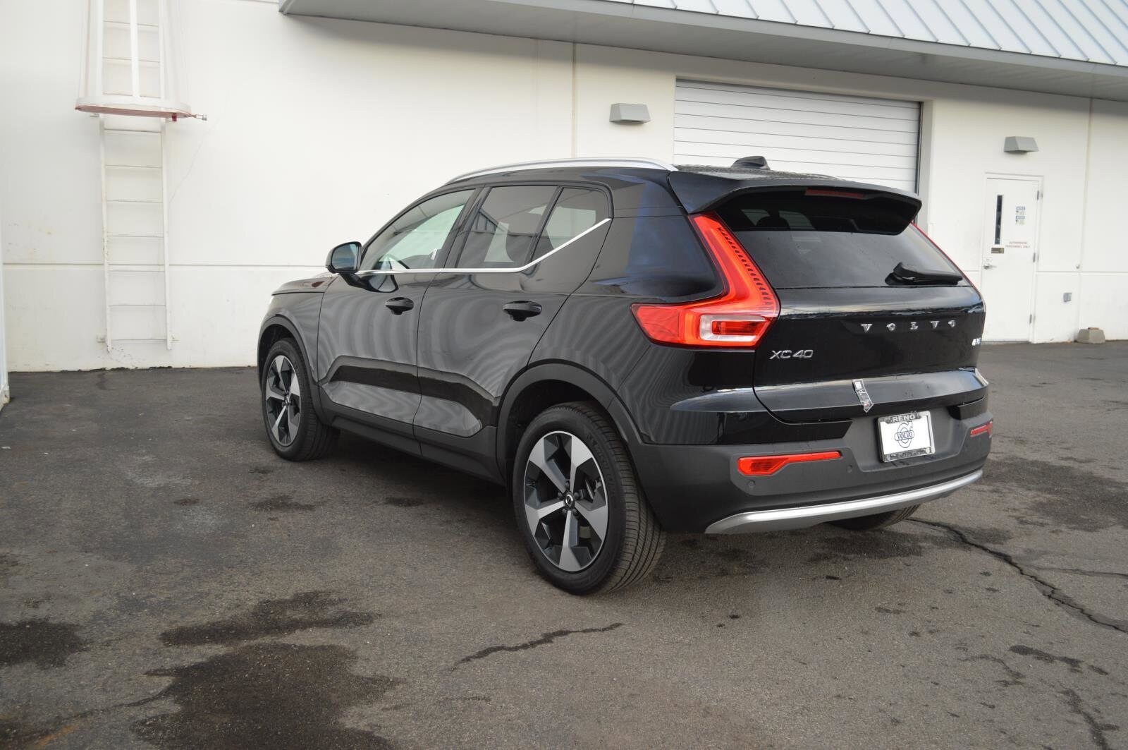 2025 Volvo XC40 Plus photo 3