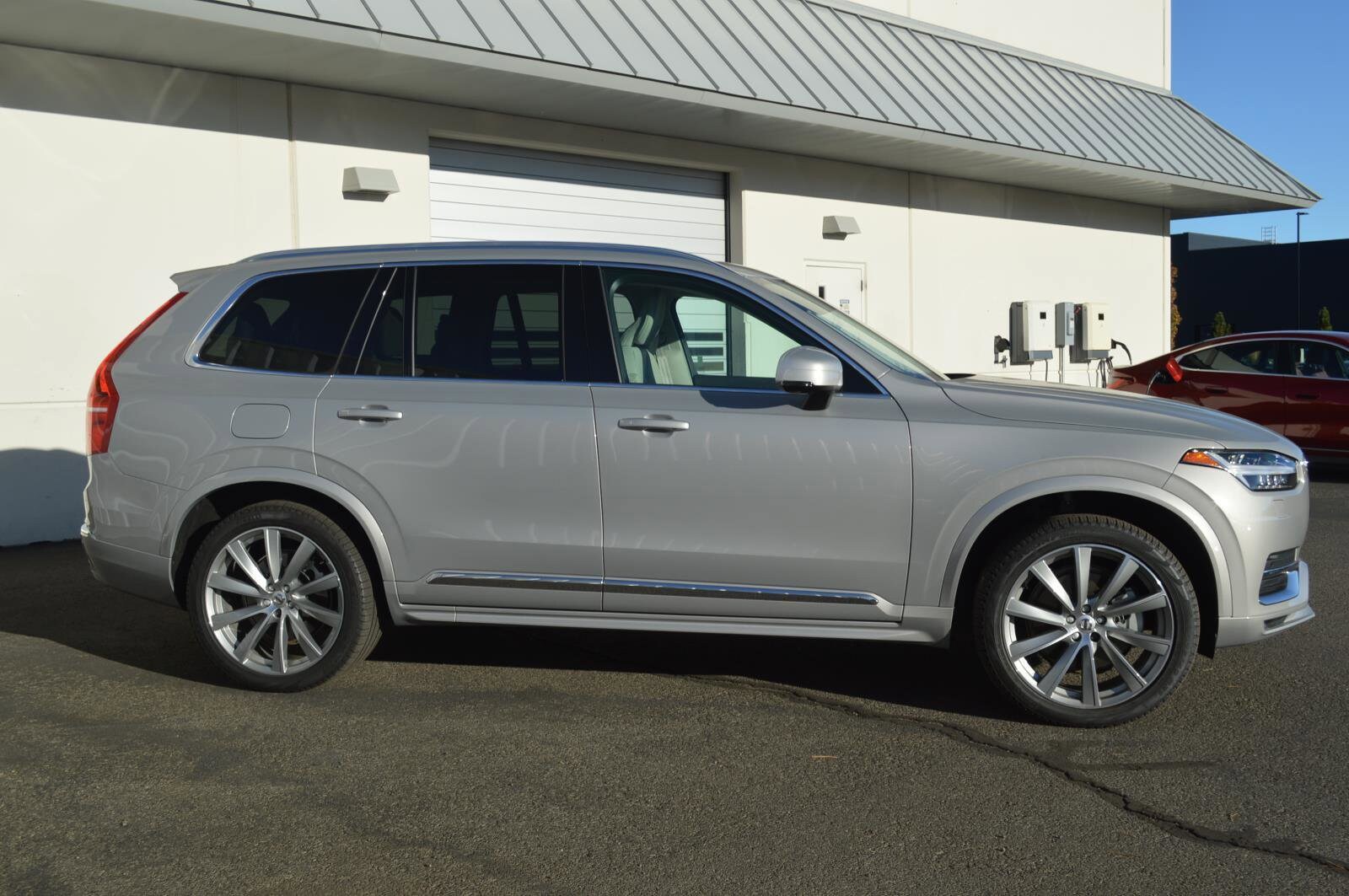 2025 Volvo XC90 B5 Core photo 4