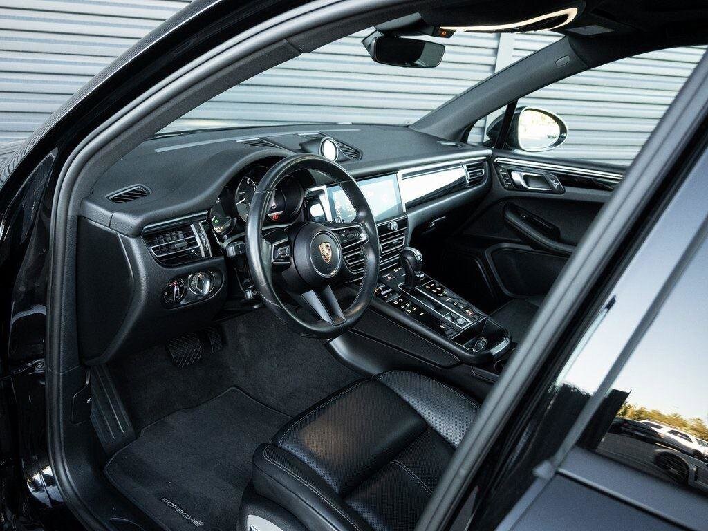 2024 Porsche Macan T photo 3