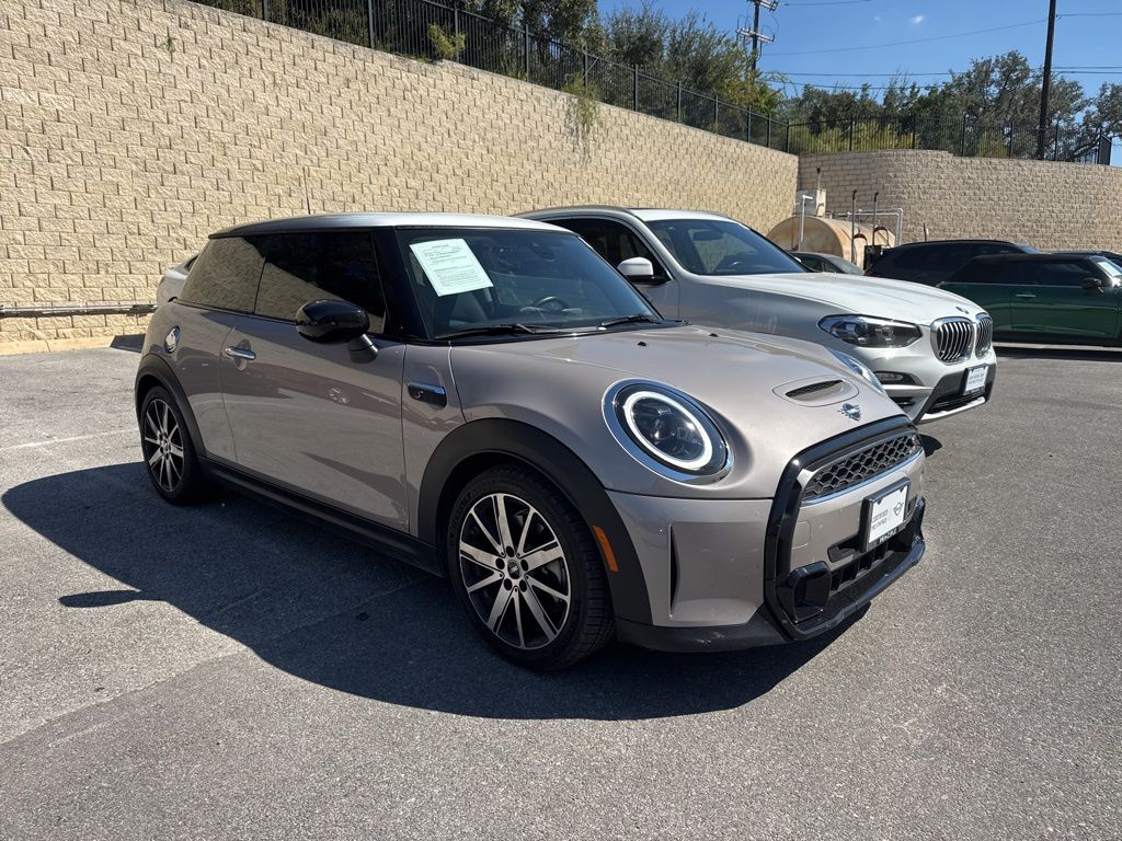 2024 Mini Cooper 2 Door Hardtop Signature photo 2