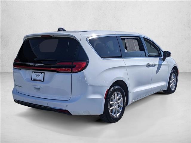 2025 Chrysler Pacifica Select photo 5