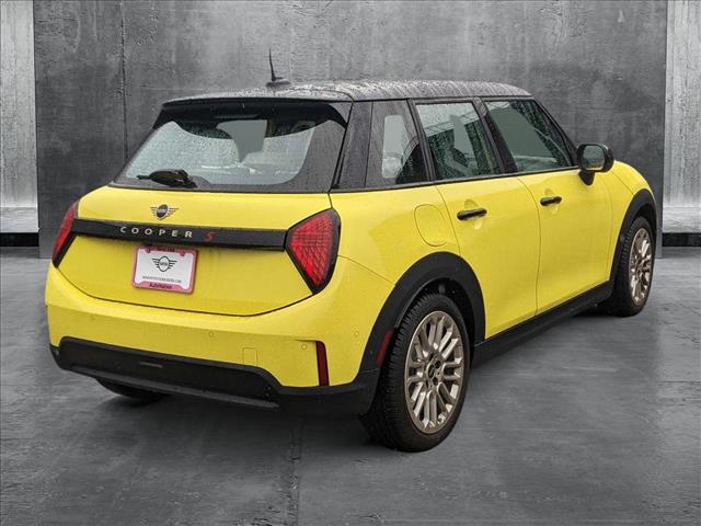 2025 Mini Cooper Hardtop 4 Door Signature photo 2