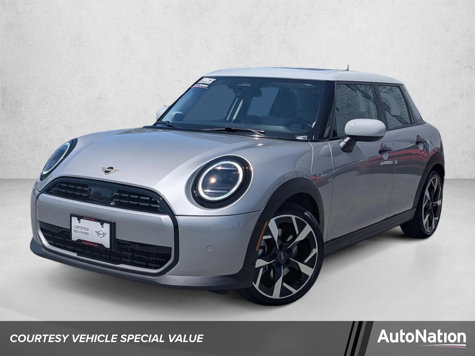 2025 MINI Hardtop Cooper Signature's photo