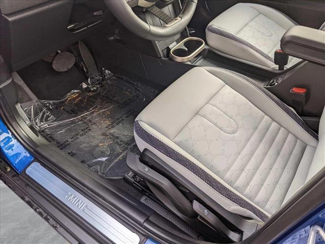2025 Mini Cooper Hardtop 4 Door Signature photo 4