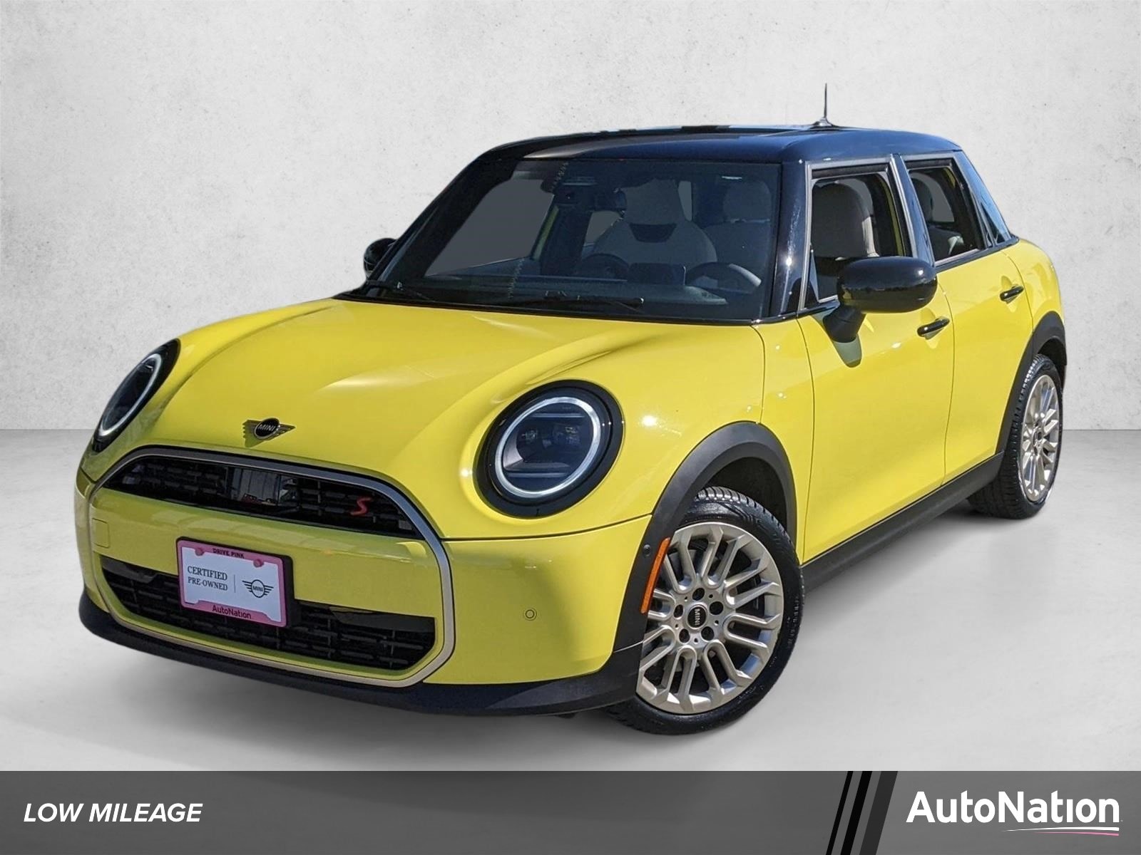 2025 MINI Hardtop Cooper S Signature's photo
