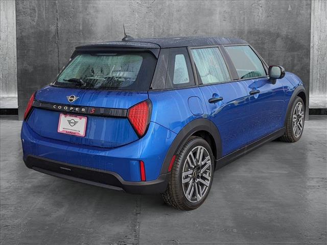 2025 Mini Cooper Hardtop 4 Door Signature photo 2
