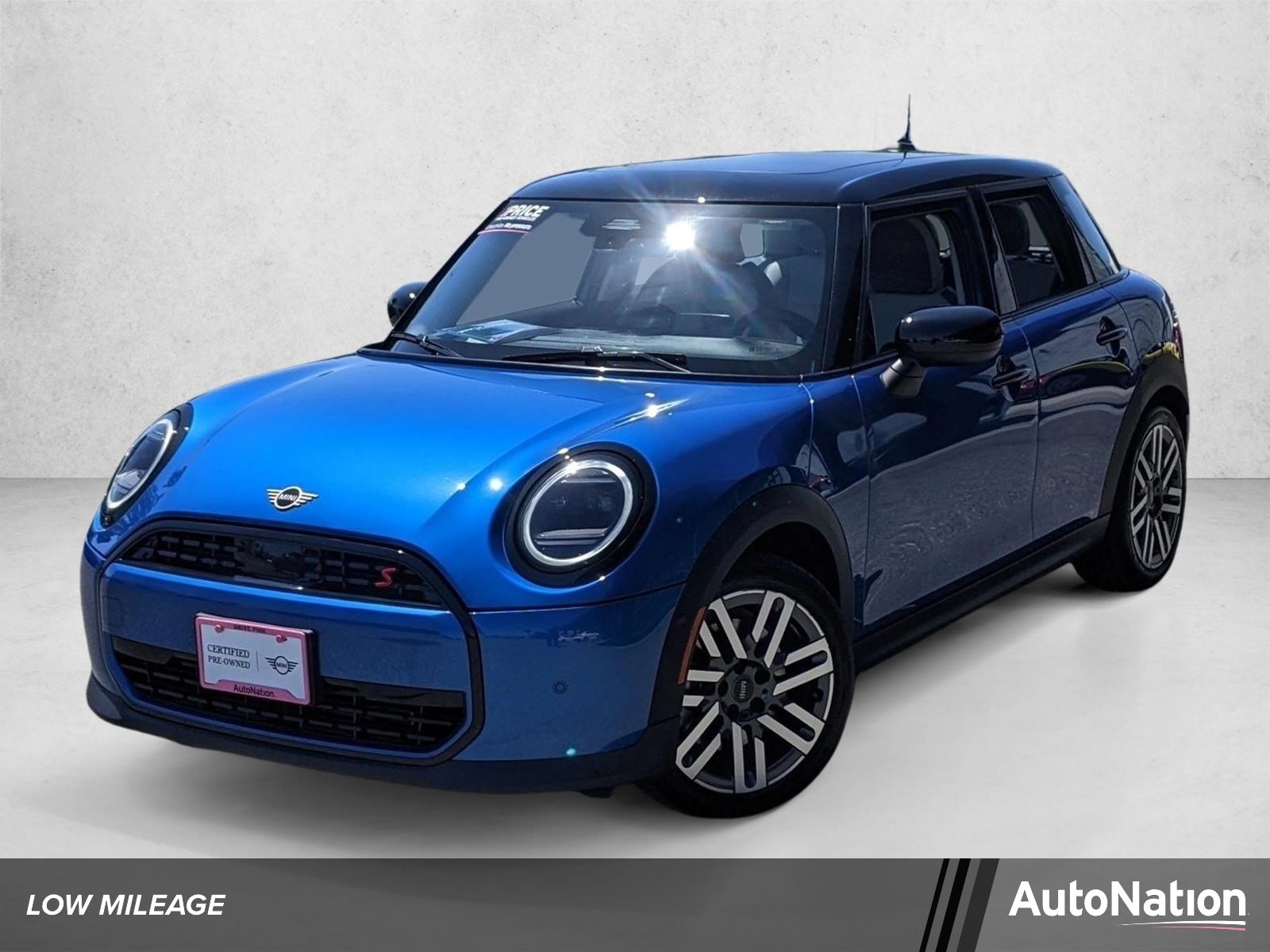 2025 MINI Hardtop Cooper S Signature's photo