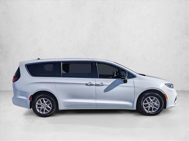 2025 Chrysler Pacifica Select photo 4