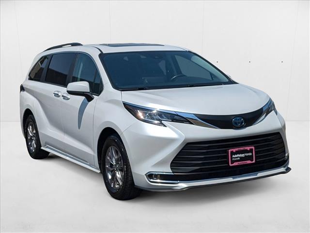 2023 Toyota Sienna XLE photo 3