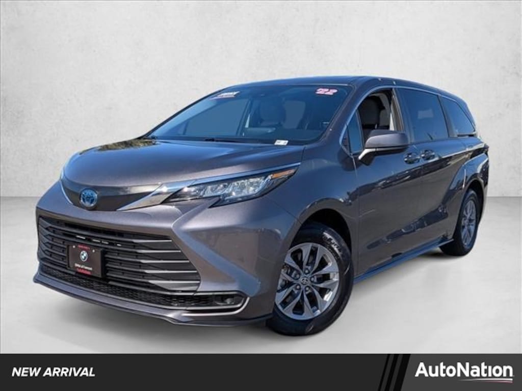 Used 2022 Toyota Sienna LE Mini-van Passenger