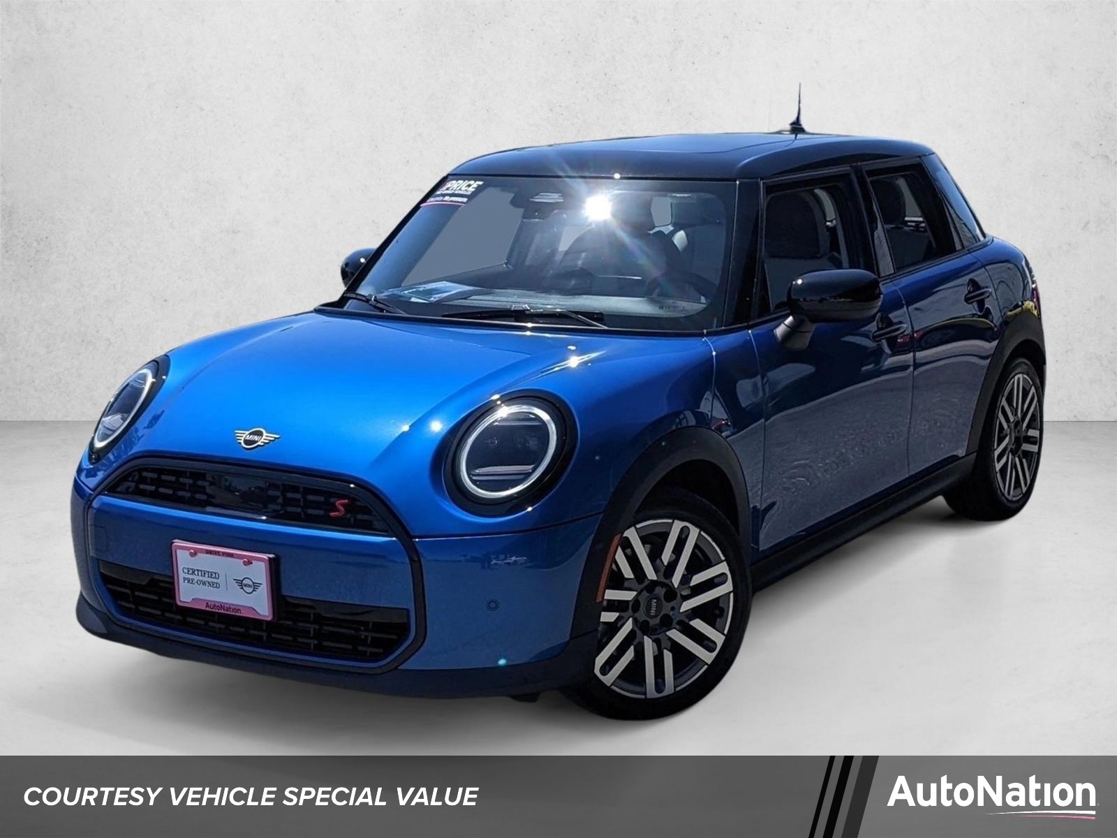 2025 MINI Hardtop Cooper S Signature's photo