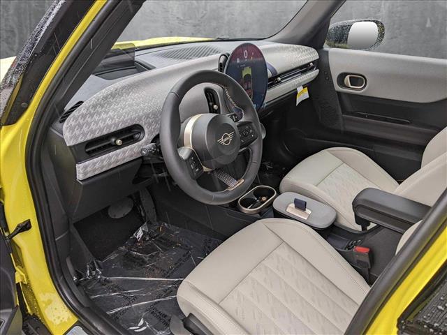 2025 Mini Cooper Hardtop 4 Door Signature photo 3