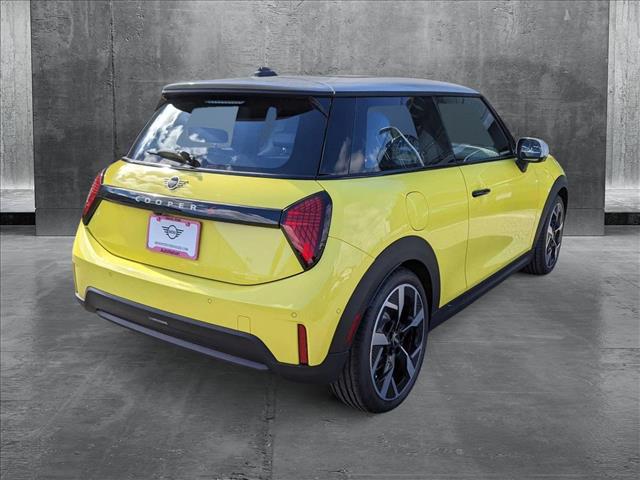 2025 Mini Cooper 2 Door Hardtop Iconic photo 2