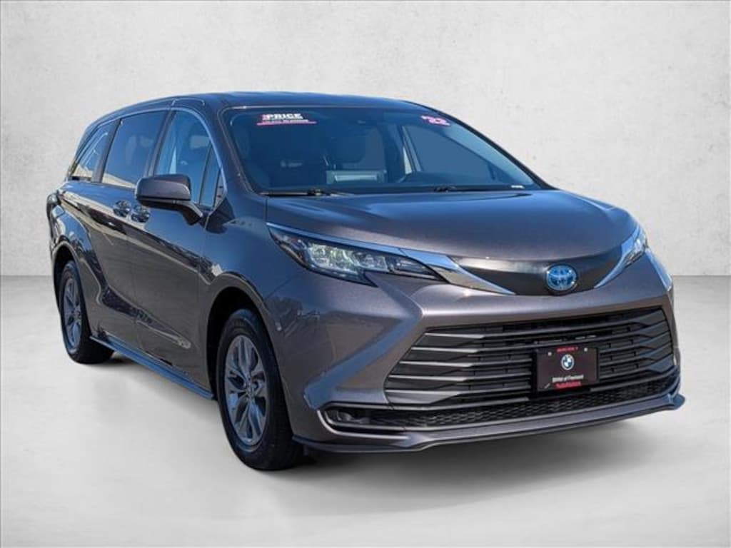 Used 2022 Toyota Sienna LE Mini-van Passenger