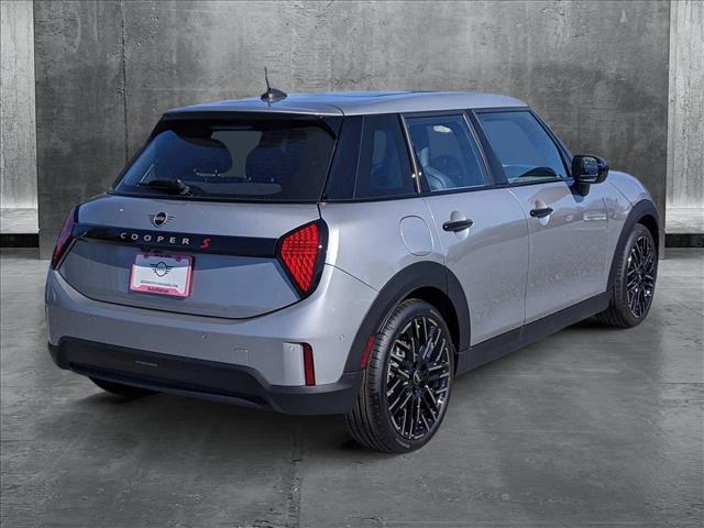 2025 Mini Cooper Hardtop 4 Door Signature photo 2