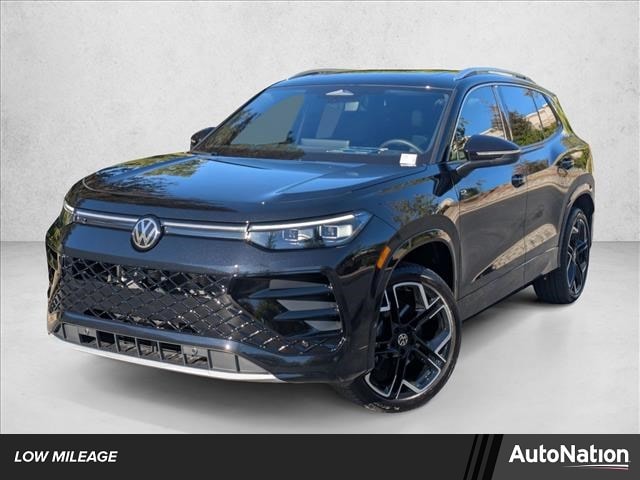 2025 Volkswagen Tiguan SEL R-LINE's photo