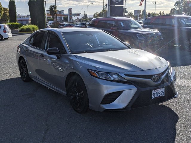 2020 Toyota Camry SE photo 3