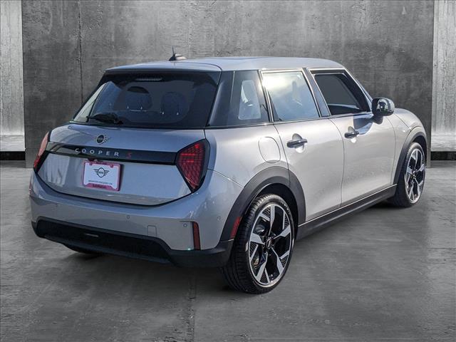 2025 Mini Cooper Hardtop 4 Door Signature photo 2