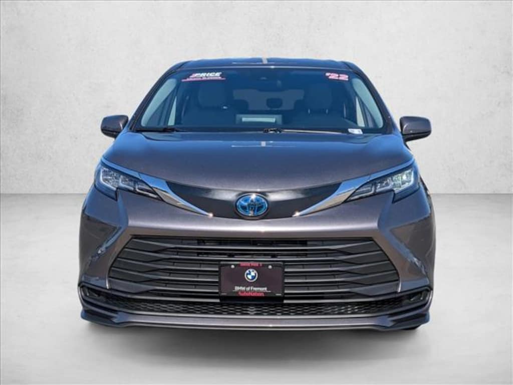 Used 2022 Toyota Sienna LE Mini-van Passenger