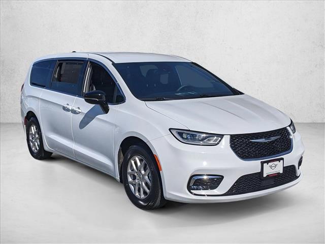 2025 Chrysler Pacifica Select photo 3