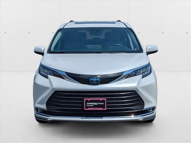 2023 Toyota Sienna XLE photo 2